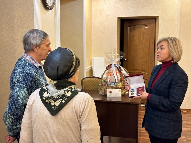 Трем ветеранам Мончегорска вручили памятные медали