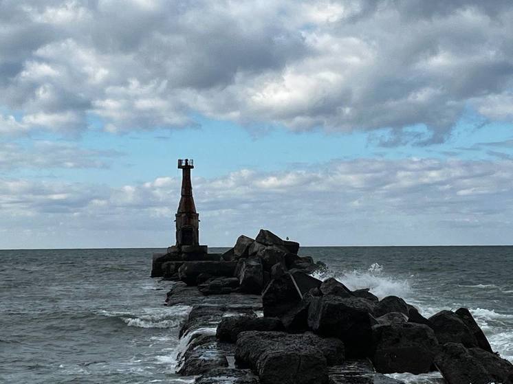 В Холмске реконструкция входного мола морского порта завершится через год