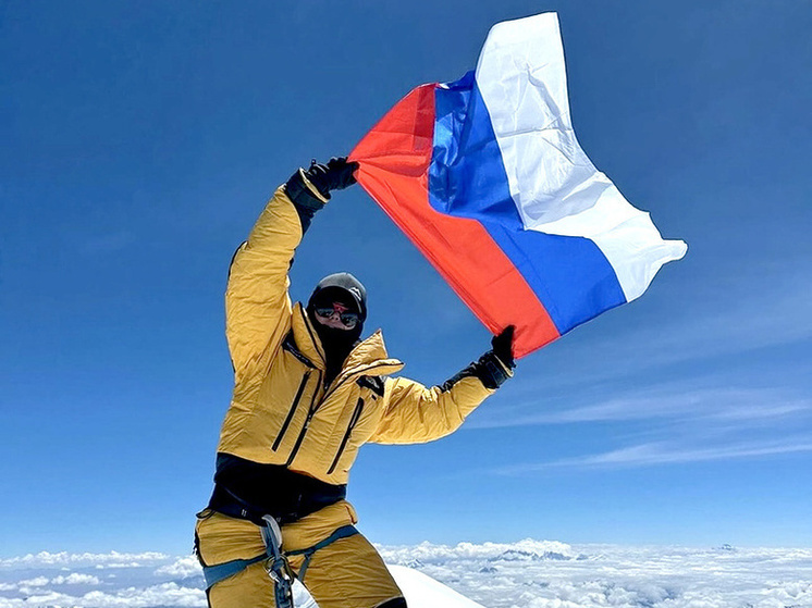 Альпинистку Алину Пекову торжественно встретили в аэропорту Нальчика