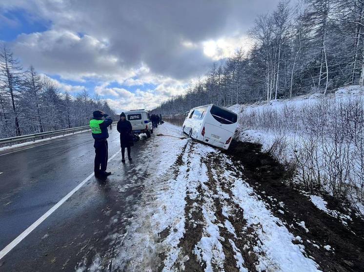 Пассажирский автобус съехал с заснеженной дороги в Охинском районе