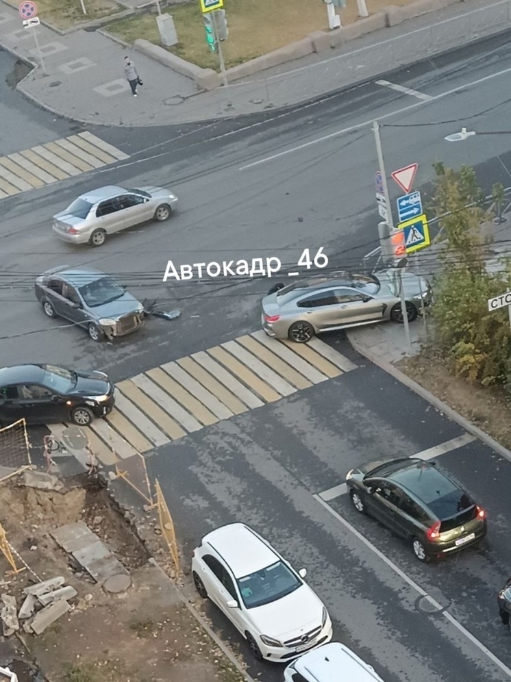 В Курске иномарка вылетела на тротуар: чудом пешеходы не пострадали