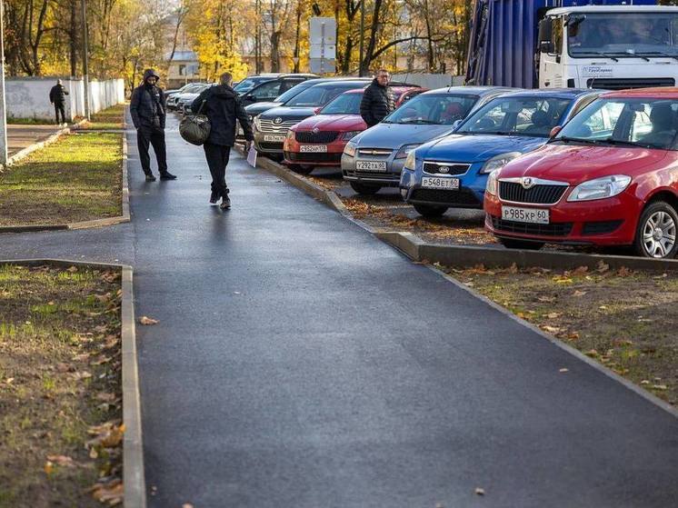 Ремонт тротуаров продолжается на псковской улице Госпитальной