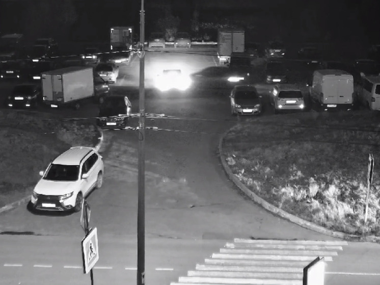 Иномарка протаранила машины на парковке в Мытищах