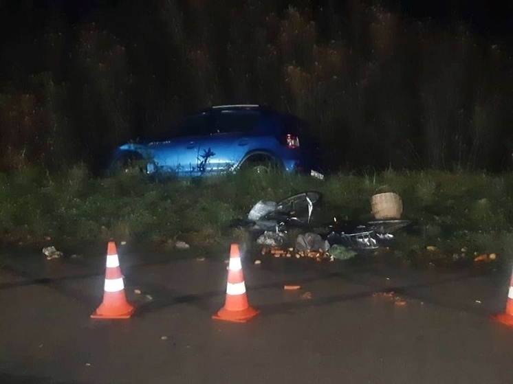 В Старорусском районе столкнулись три автомобиля, пострадала велосипедистка
