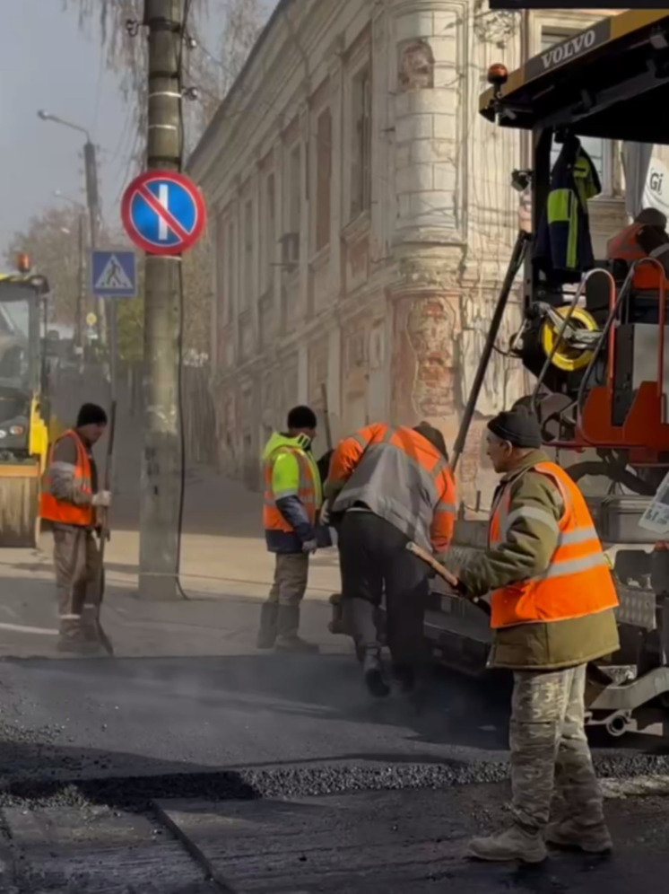 Новый асфальт укладывают на улице Подвойского в Калуге