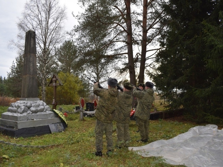 В Приозерском районе земле предали останки 22 красноармейцев