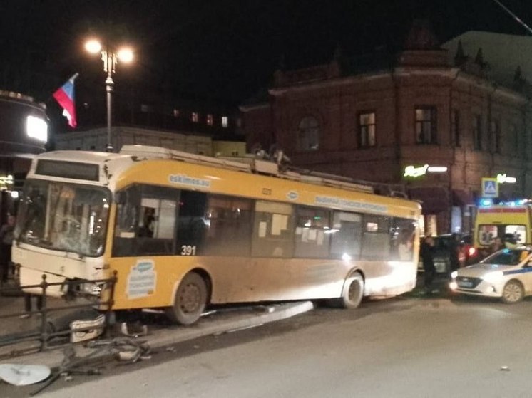 В Томске водитель троллейбуса сбила ограждение на Ленина и заехала на тротуар