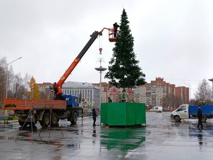 В Стрежевом устанавливают главную городскую ёлку