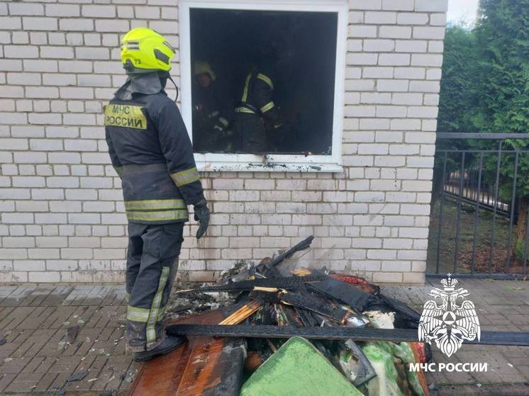 Под Тверью в СНТ загорелся дачный дом