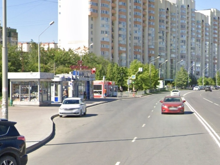 Екатеринбуржцы сообщают об орудующих на остановках карманницах