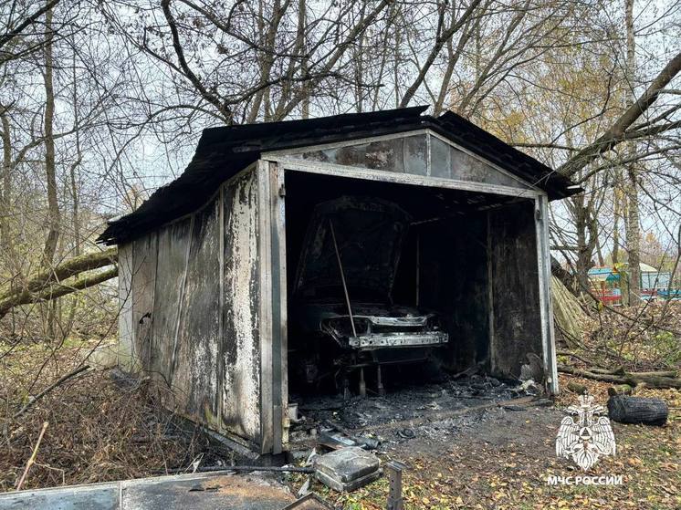 В Тверской области сгорел гараж и припаркованная в нем машина