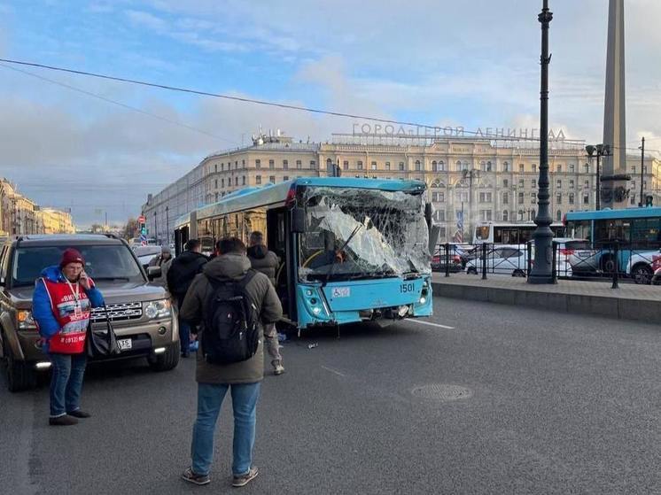 Десять человек пострадали в ДТП с участием двух автобусов и нескольких машин