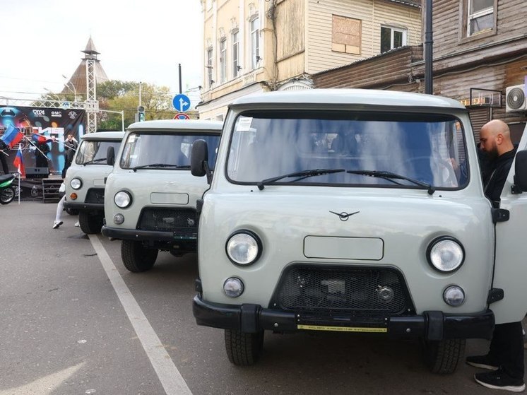 В Астраханской области военнослужащим передали новый спецтранспорт