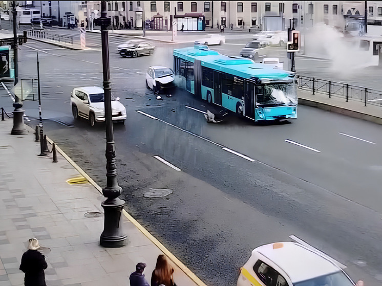 В массовом ДТП на Невском проспекте пострадали десять человек