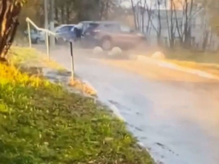 «Река» из нечистот потекла в микрорайоне Чехова