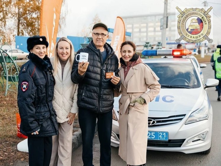 Гаишники Чебоксар поздравили водителей на дорогах города