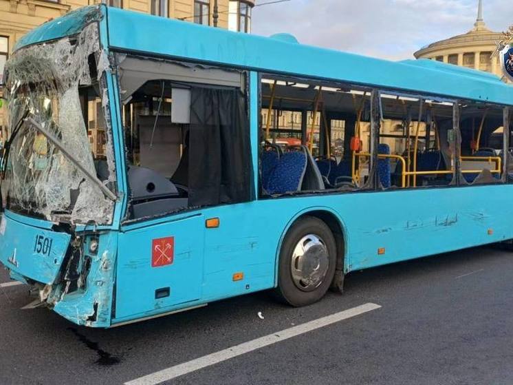 Уголовное дело возбудили после массовой аварии на площади Восстания в Петербурге