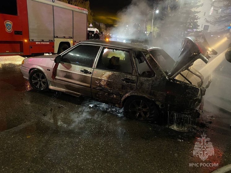 Легковушка загорелась с водителем внутри в Нижнем Новгороде