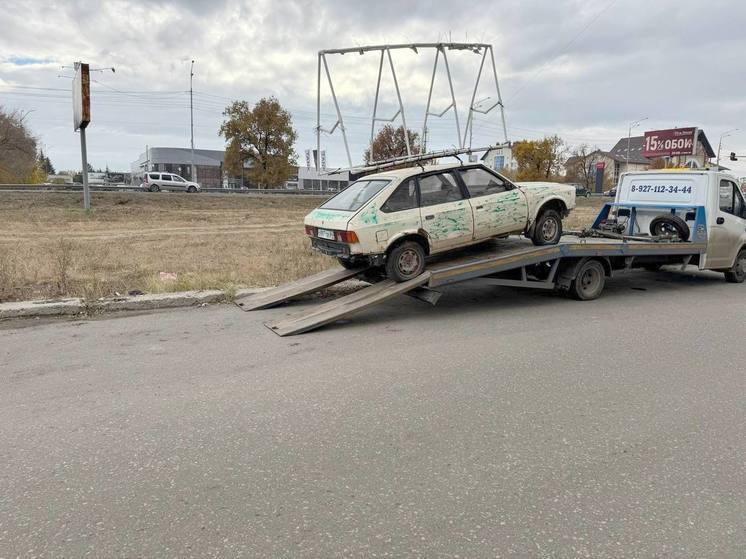 Автохлам с рекламными обвесами демонтировали в Саратове