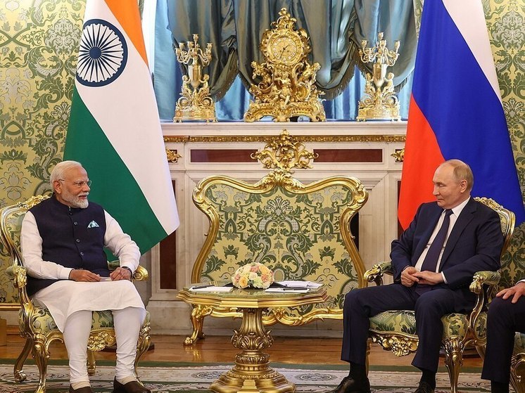 Моди подарил Путину в Казани картину в технике сохраи