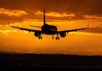 Портал TourDom сообщает, что летевший из Москвы в катарскую Доху самолет Boeing 787 с российскими гражданами на борту резко сменил курс и совершил вынужденную посадку в другом месте из-за неисправности.