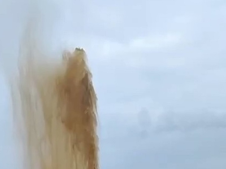 В Коммунарке из земли забил фонтан высотой с многоэтажку