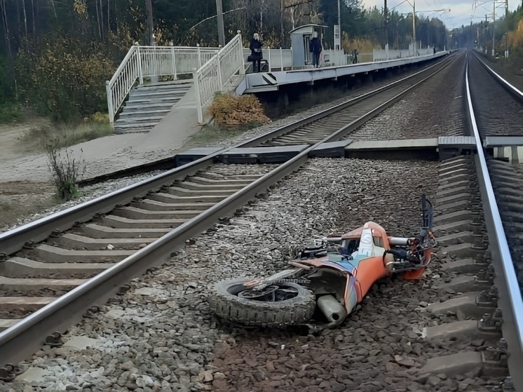 Мотоциклист погиб под поездом в Лемболово