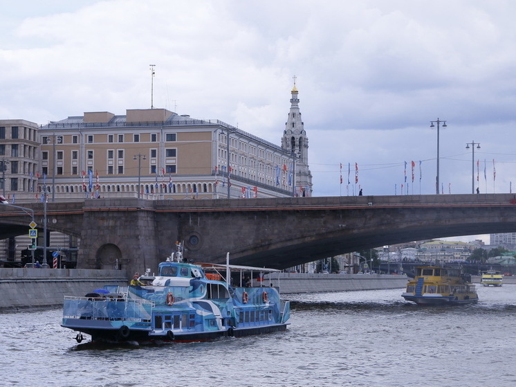 Двое подростков решили переплыть Москву-реку на детской лодке и едва не погибли