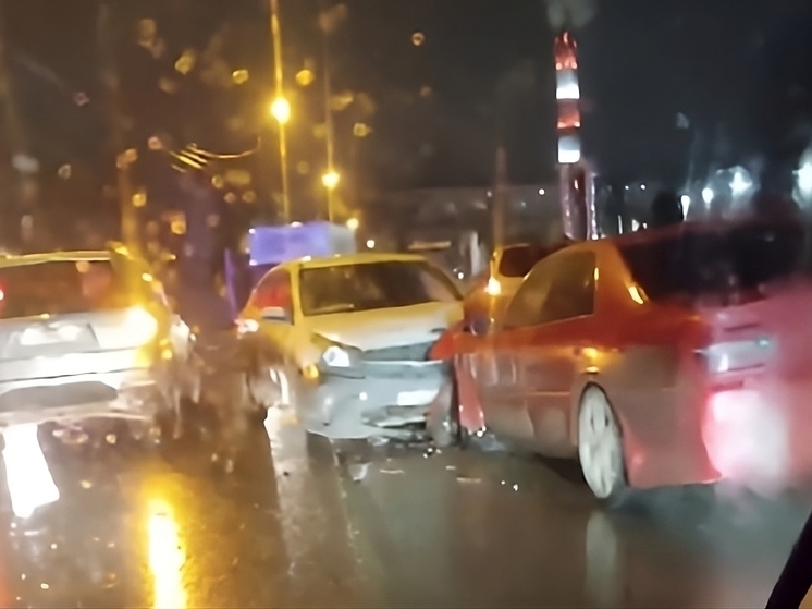 Улица Большая в Новосибирске встала в пробку из-за ДТП