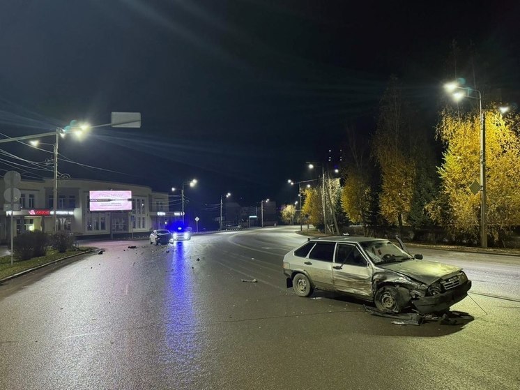 В Горно-Алтайске в ночном ДТП на перекрестке пострадала молодая девушка