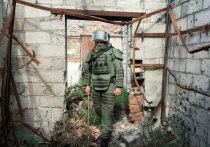 Саперы российской группировки войск «Восток» рассказали, что подразделения вооруженных сил Украины (ВСУ) под Угледаром в Донецкой Народной Республике (ДНР) начали минировать различные бытовые предметы, в том числе пауэрбанки и портфели. Об этом сообщает РИА «Новости» со ссылкой на Министерство обороны РФ.