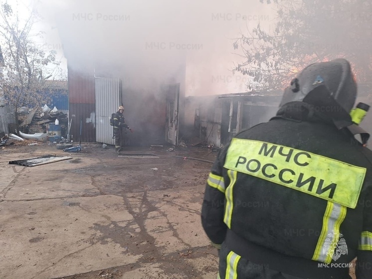 Одиннадцать пожарных тушили неэксплуатируемое здание под Боровском
