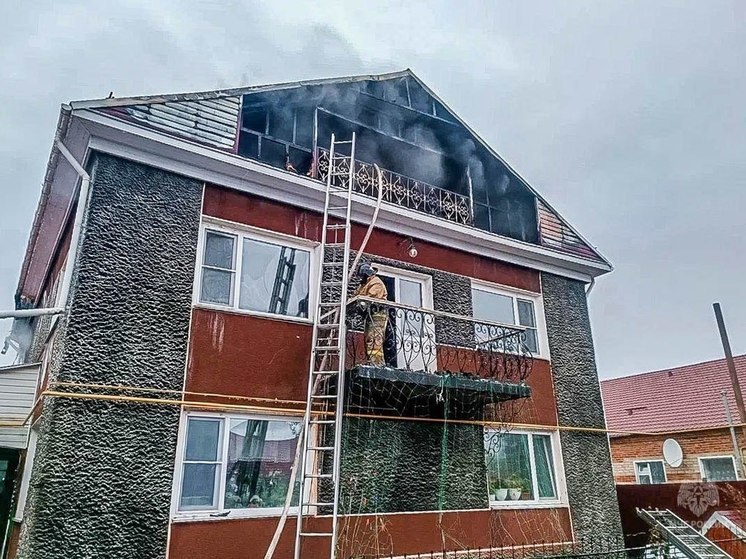 В Таре Омской области из-за печи загорелся трёхэтажный дом