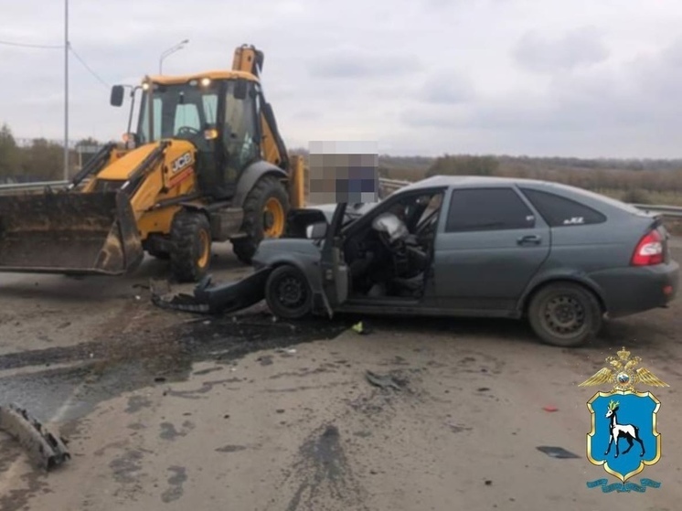 В Самарской области парень на "Приоре" выехал на встречку и влетел в экскаватор