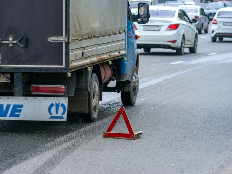 ДТП произошло поздно вечером в Курчатовском районе города. В результате столкновения серьёзно пострадал водитель Лады – ему потребовалась медицинская помощь