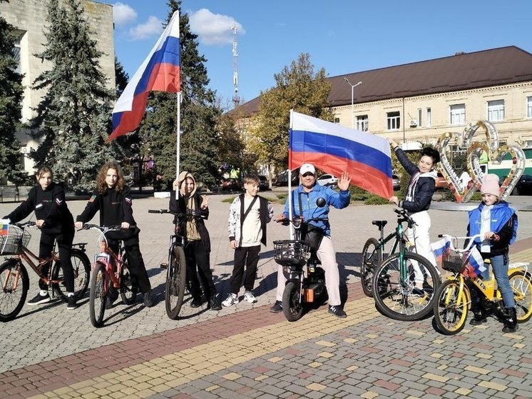 В Приморске прошел велопробег, посвященный Дню народного единства