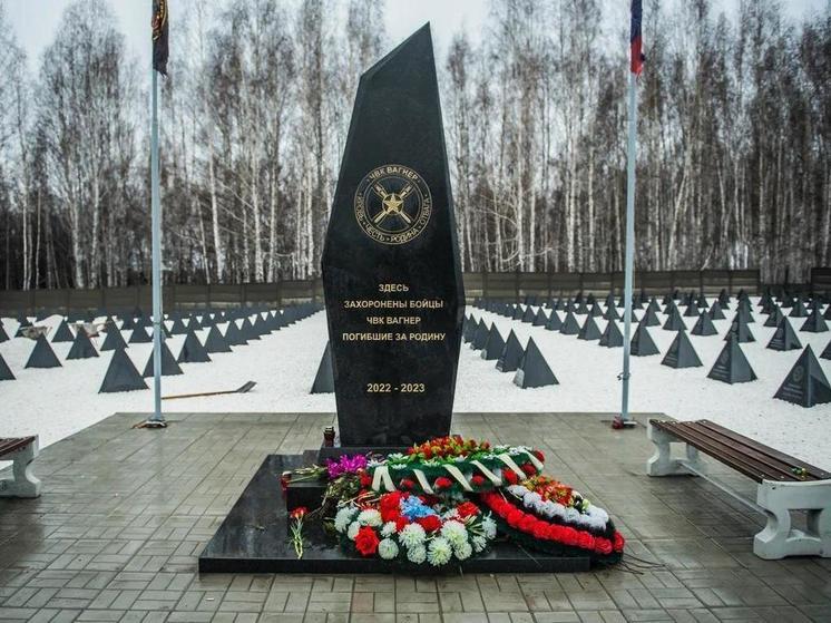 В Новосибирске опубликовали кадры сотен мраморных могил бойцов ЧВК «Вагнер»