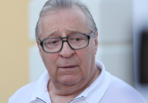 Известный писатель-сатирик и актер Геннадий Хазанов выступил с проникновенной речью на церемонии открытия мемориальной доски Андрею Дементьеву, которая состоялась у здания по бывшей ул