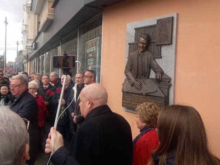 Появились первые фото памятной доски поэту Андрею Дементьеву