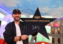 Российский нападающий и капитан клуба "Вашингтон Кэпиталз" Александр Овечкин уменьшил отставание от легендарного канадца Уэйна Гретцки в рейтинге лучших бомбардиров в регулярных сезонах Национальной хоккейной лиги (НХЛ) до 37 голов