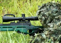 Российский снайпер с позывным «Малыш» на видео, распространенном Министерством обороны РФ, рассказал, что подразделения ВС РФ фиксируют группы численностью не менее 40 военнослужащих вооруженных сил Украины (ВСУ), которые самовольно покидают позиции в Угледаре в Донецкой Народной Республике (ДНР). Его заявление приводит ТАСС. 