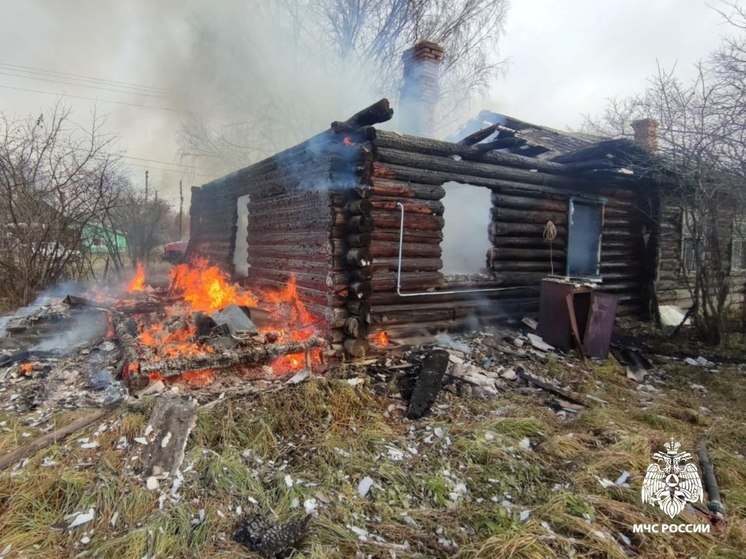 Костромские пожары: в селе Воскресенское из-за перекаленной печи сгорел дом