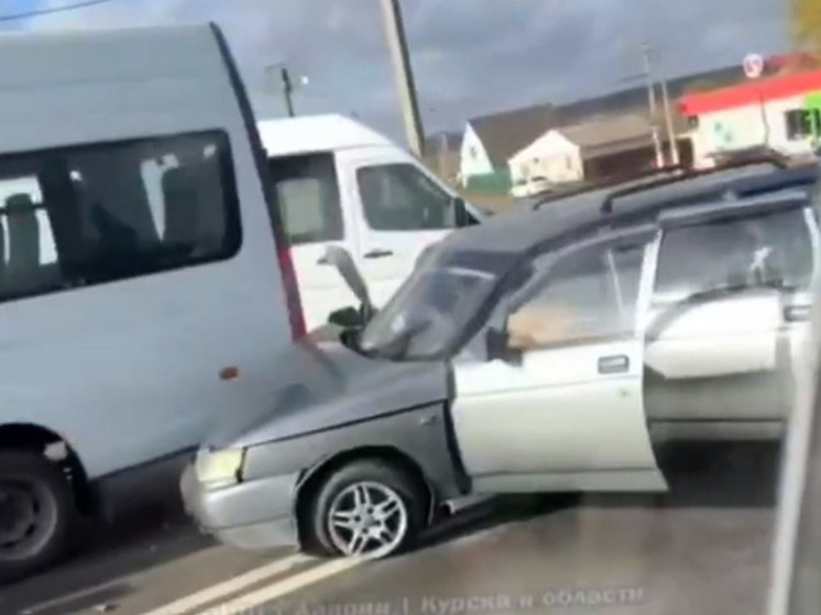 В массовой аварии на курской трассе пострадала женщина