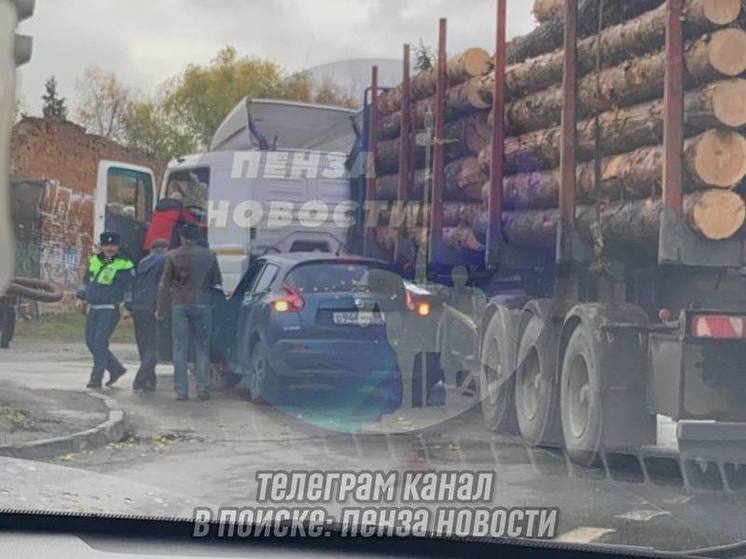 В Пензе легковушка столкнулась с лесовозом