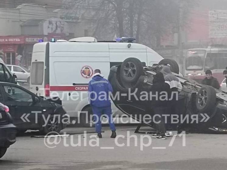 Легковой автомобиль перевернулся в Туле
