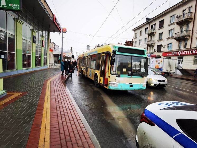 Стала известна причина падения пенсионера из троллейбуса в Томске