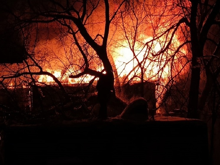 SHOT: в селе Сосновка Камчатского края загорелась крыша трехэтажного жилого дома
