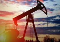 Французская газета Le Monde сообщает, что усиление санкций Запада в отношении нефти из России может подорвать мировую экономику