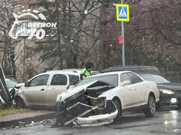 В Томске произошло ДТП с участием двух иномарок на пересечении Нахимова и Вершинина