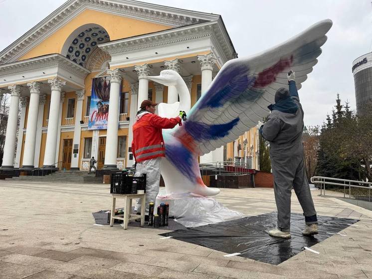 В Уфе начали раскрашивать скульптуры у кинотеатра «Родина»
